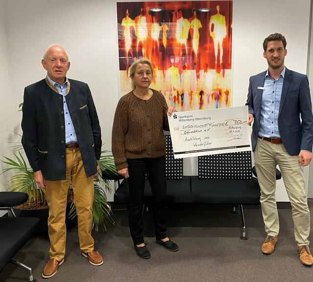 Dominik Dauber, Geschäftsstellenleiter Sparkasse Miltenberg (rechts), bei der Spendenübergabe an Barbara Chmiel, Wanderwartin und Josef Eck, 1. Vorsitzender