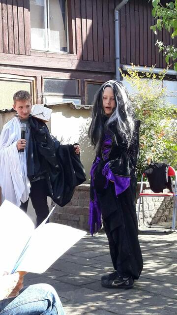 Paul als Thisbe (Leon Tjart) und Klaus als Thomas Schnautz (Elias Stephan): keine Liebe auf dem ersten Blick! | Foto: Theaterverein Die Granatsplitter e.V.