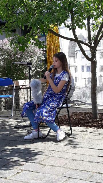 Frau Pfeifer (Katharina Fath) ist wahrlich eine literarische Putzfee... | Foto: Theaterverein Die Granatsplitter e.V.