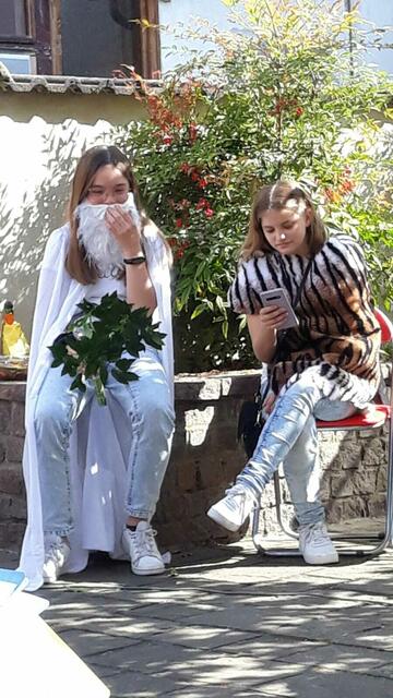 Lästerdamen unter sich: Lisa als Mond verkleidet (Lisa Brand) und Mona im Tigerfell (Elena Stephan) sind ein Herz und eine Seele, wenn es ums Lästern geht... | Foto: Theaterverein Die Granatsplitter e.V.