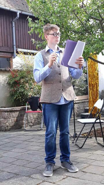 Dr. Knittel (Erik Schlett) ist mit seinem Latein am Ende... | Foto: Theaterverein Die Granatsplitter e.V.