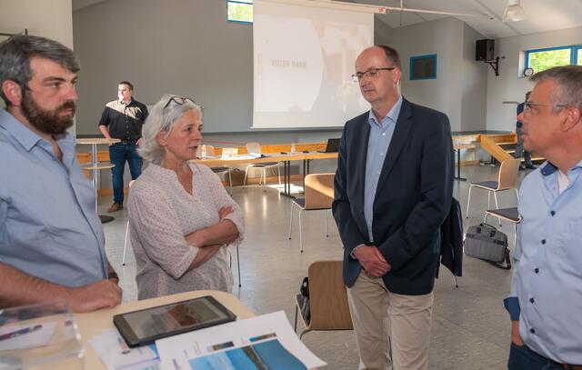 Noch lange nach den Vorträgen diskutierten die Gäste im Musicum über Perspektiven und Lösungsmöglichkeiten für eine regionale Energieerzeugung aus regenerativen Quellen.
