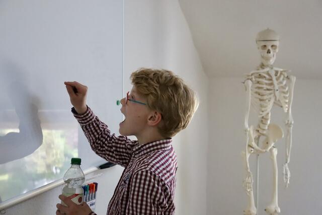 Begeisterter Schüler | Foto: Yasmin Louisa Essaoudi