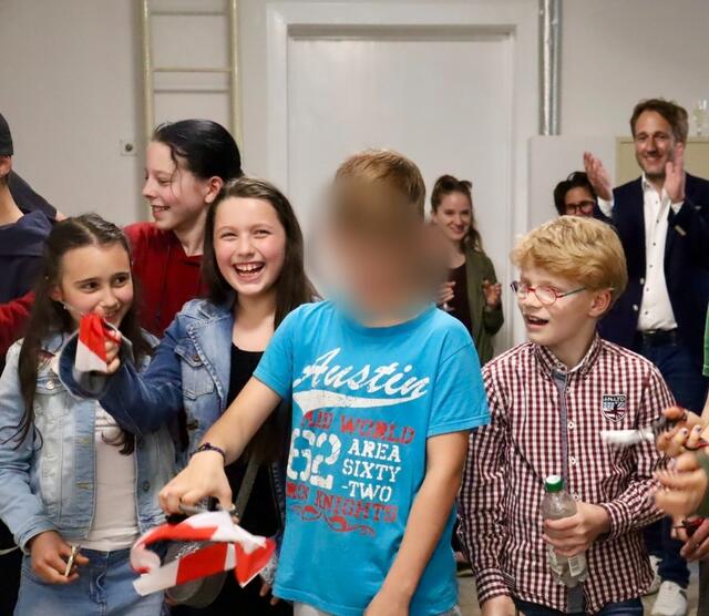 Schülerinnen und Schüler durchtrennen Eröffnungsband  | Foto: Yasmin Louisa Essaoudi