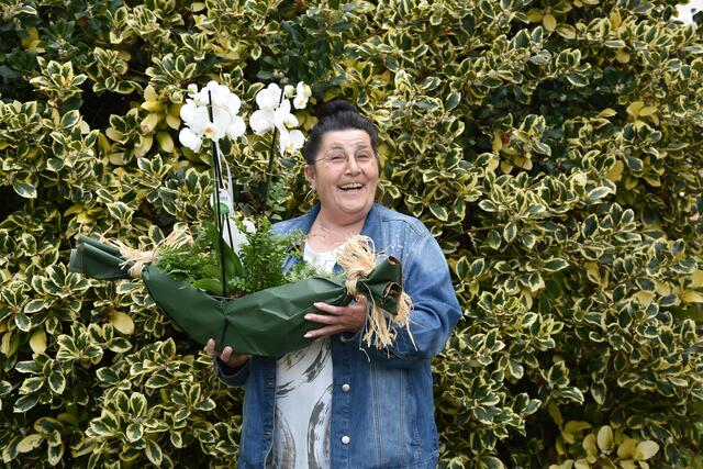 Waltraud Herberich ist seit 35 Jahren für die Litfaß-Säule im Einsatz. Das Foto zeigt Frau Herberich bei ihrer Ehrung im News Verlag Miltenberg im Mai 2022.