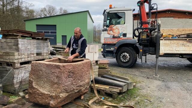 Thomas Bischof mit dem gehauenen Sandstein Stenner | Foto: Kellerfreunde Schneeberg e.V.