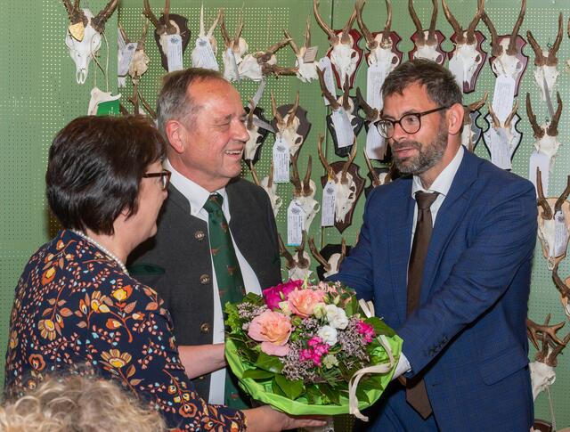 Landrat Jens Marco Scherf (rechts) dankte dem langjährigen Jagdberater Rudi Faber für sein 15-jähriges Engagement, für Ehefrau Birgit gab es einen Blumenstrauß.  | Foto: Winfried Zang