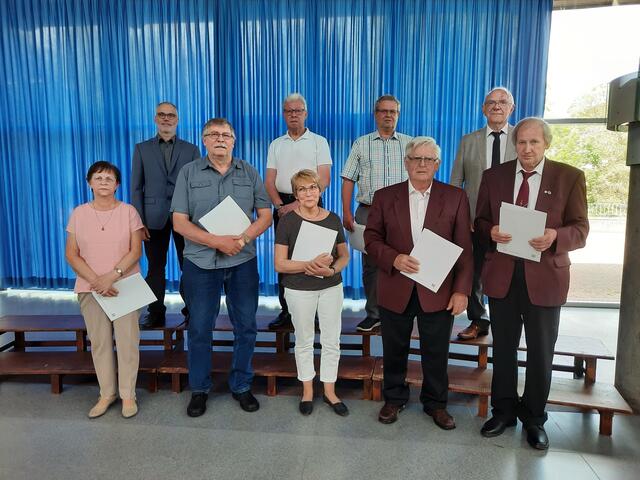Ehrungen für 40 Jahre: erste Reihe v. l. Ursula Schicke, Herbert Schmidt, Christa Mirtschov, Willi Reisigel, Rudi Weiß. Hintere Reihe v. l.: Vorsitzender des Sängerkreises Andreas Köster, Bernhard Kern und Manfred Holl (beide 50 Jahre) sowie der Präsident des MSB Hermann Arnold.