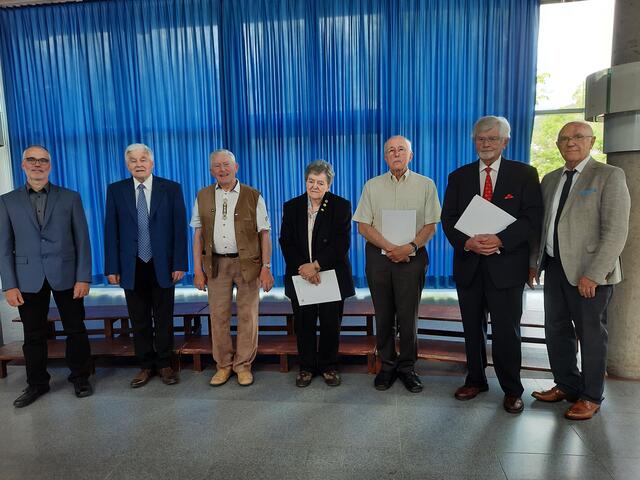 Vorsitzender des Sängerkreises Miltenberg Andreas Köster (links) sowie Präsident des MSB Hermann Arnold (rechts) mit den Geehrten: Bernhard Mohr, Helmut Kehl, Helene Lutz (alle 70 Jahre), Eckart Weiß (65 Jahre), Hans Jordan (60 Jahre) 