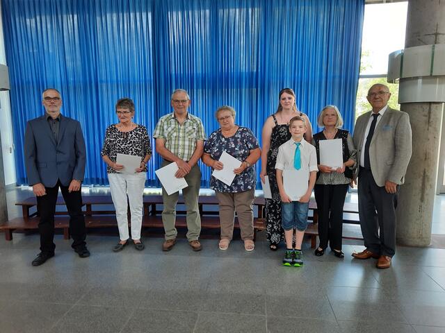 Ehrung für 25 Jahre: v. l.: Sängerkreis Vorsitzender Andreas Köster, Dagmar Lambertz, Wolfgang Haas, Elfriede Haas, Stephanie Thoma, Elisabeth Zöller, vorne Dennis Flicker (für 10 Jahre), Präsident des Maintal-Sängerbundes Hermann Arnold.