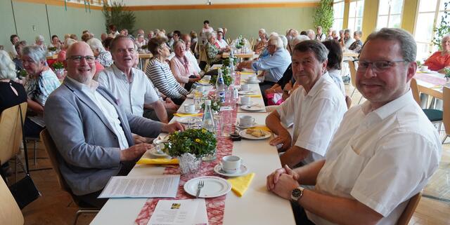 Von links: Bürgermeister Roger Henning, Altbürgermeister Heinz Hofmann, Stellv. Vorsitzender Ralf Kern, Diakon Michael Schlör | Foto: Wolfgang Kießling