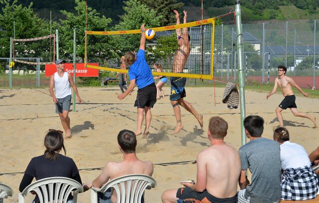 Im Tiebreak entschieden Klaus Wahl und Fynn Schönfeldt (linkes Feld) das Landkreispokalfinale im Beachvolleyball gegen Hanno Rossol und Dominik Heuß.