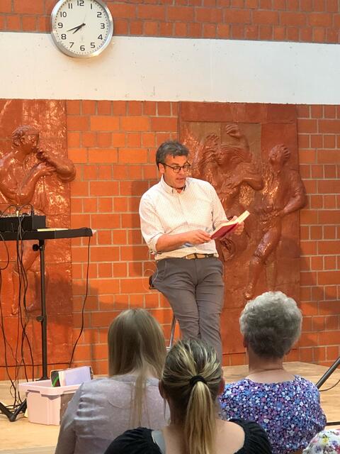 Martin Guth liest aus seinen Büchern | Foto: Siegbert Hartlaub