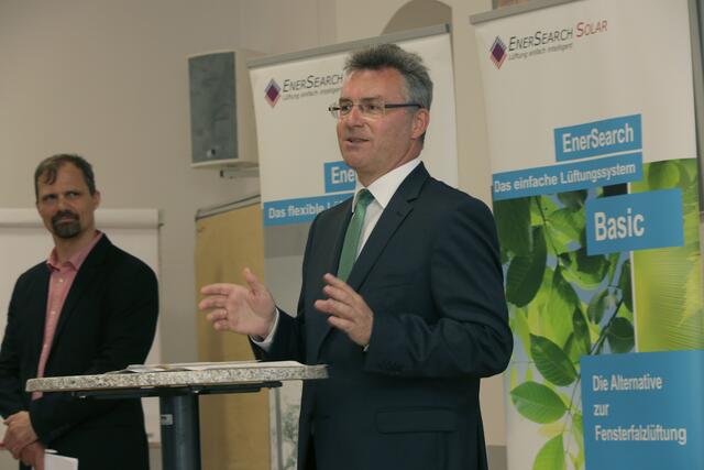 Landrat Dr. Achim Brötel bei seinen Grußworten zusammen mit Uwe Ristl, Leiter Energieagentur Neckar-Odenwald-Kreis (EAN). Foto: Martin Hahn