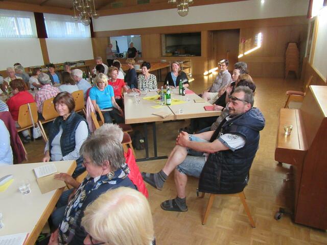 Alle lauschen der Geschichte zur Einstimmung | Foto: Friedrich Frank