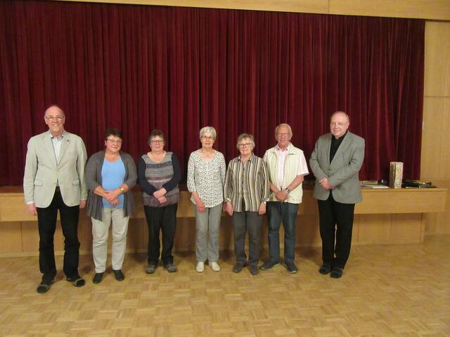 Mit Dank verabschiedete Mitarbeiter: v. l. Werner Schmitt, Christine Muth, Cilli Faust, Gertrud Fick, Betty Gollas, Berthold Wolf und Pfarrer Haas  | Foto: Friedrich Frank