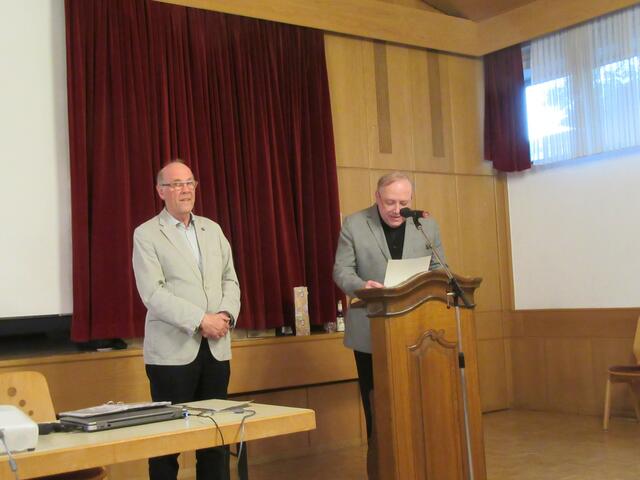 Pfarrer Haas bei Übergabe der Urkunde an Werner Schmitt | Foto: Friedrich Frank