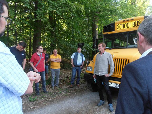 Karlheinz Hess (vor dem Bus) zeigte Flächen für die nächsten geplanten Bepflanzungen. 