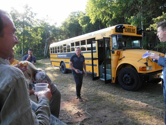 Sehr interessiert waren die Teilnehmer*innen auch an dem Bus von Armin Breunig aus Eichenbühl. 
Initiator Hess ist sich sicher, dass Plantman nicht zum letzten Mail mit dem American School Bus unterwegs war. 