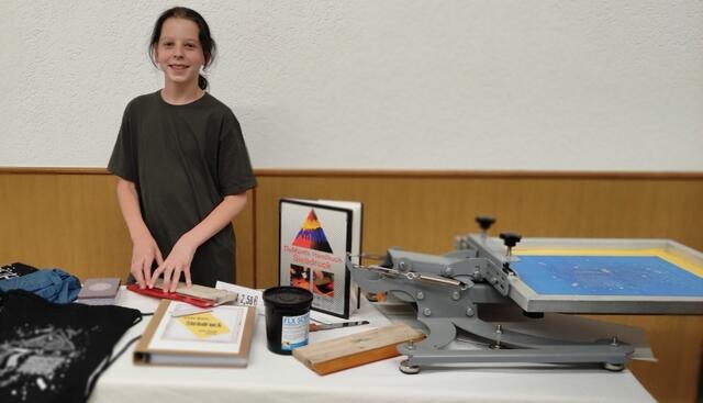 Der Schüler überzeugte mit seinem Siebdruck und selbst entworfenem Logo  | Foto: Sandra Woelk