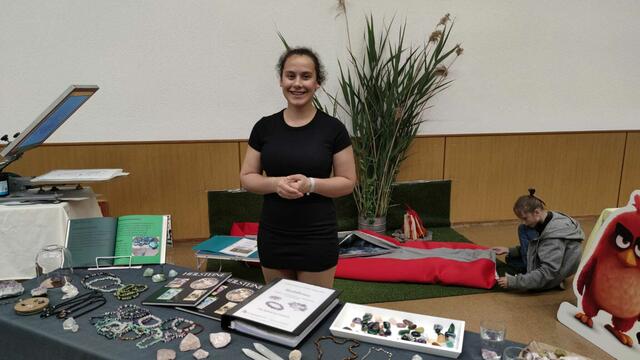 Schülerin mit ihrem Projekt der Heilsteine | Foto: Isabell Kreher