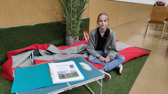 Schüler beeindruckte mit Schlafsack aus Schurwolle vom Lieblingsschaf. | Foto: Isabell Kreher