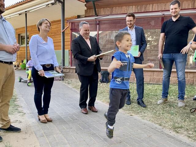 Übergabe des "Dankeschön". | Foto: Kath. Kindergarten Traumland
