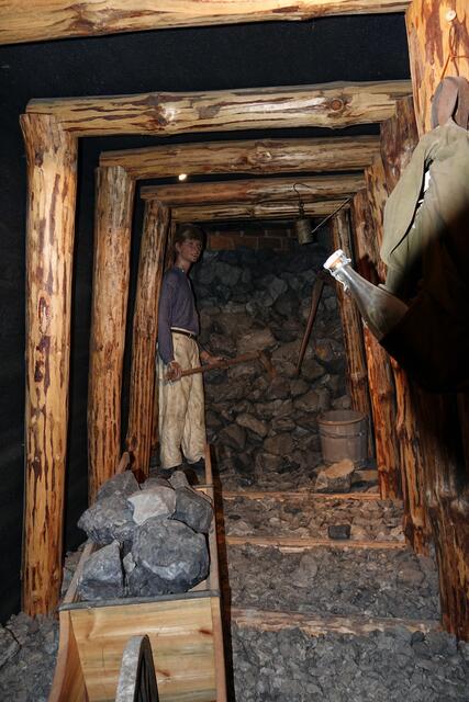 Mühsame und gefährliche Arbeit im Tonbergwerk in Klingenberg: im Stadtmuseum ist diese Szene prägnant dargestellt. 