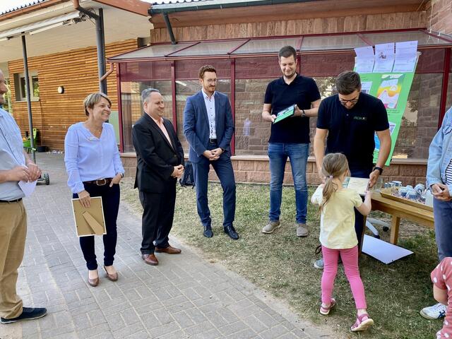 Übergabe des "Dankeschön". | Foto: Kath. Kindergarten Traumland