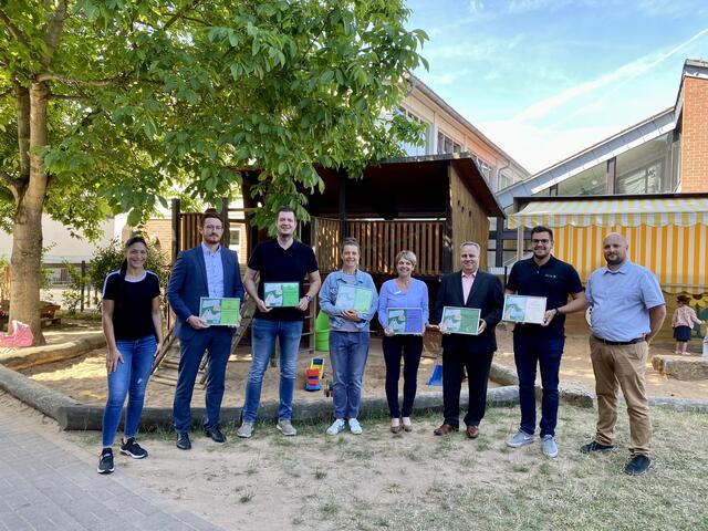 v.l.n.r.: Gloria Leichtenschlag (Kindergartenleitung), Alexander Berberich (RUF Gebäudetechnik), Andre Konietzka (Kerry), Petra Ruf (RUF Fassade), Sonja Roth (Sparkasse), Albert Straub (Volksbank), Daniel Morawetz (RUF privat), Manuel Voigt (Elternbeirat) | Foto: Kath. Kindergarten Traumland