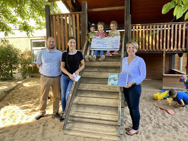Spendenübergabe der Sparkasse Kleinheubach, v.l.n.r.: Manuel Voigt (Elternbeirat), Gloria Leichtenschlag (Kindergartenleitung), Sonja Roth (Sparkasse). | Foto: Kath. Kindergarten Traumland