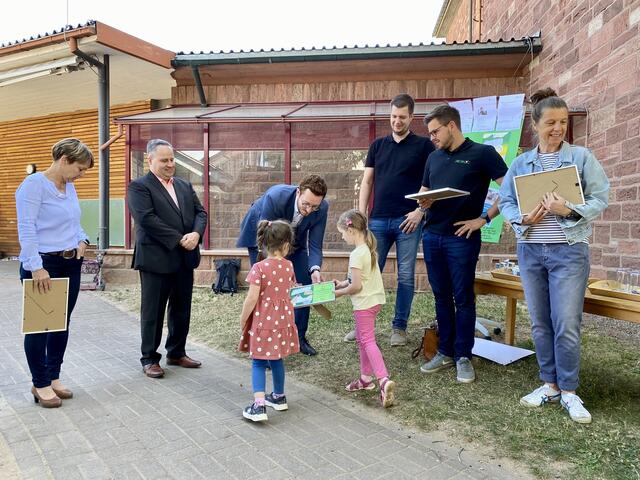 Übergabe des "Dankeschön". | Foto: Kath. Kindergarten Traumland