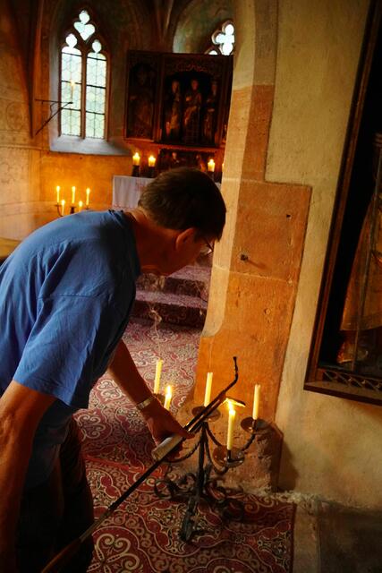 Besinnung im altehrwürdigen Ambiente mit neuzeitlichen Gesängen und Texten, gesehen in der St. Laurentius-Kapelle in Miltenberg  bei einer Taizé-Andacht.