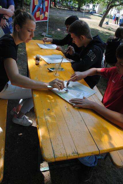 Mit Kreativangeboten wie beispielsweise Lavendeldruck auf Baumwolltaschen waren die Schülerinnen und Schüler der Heinrich-Ernst-Stötzner-Schule auch in der Pause aktiv. | Foto: Andrea Kaller-Fichtmüller