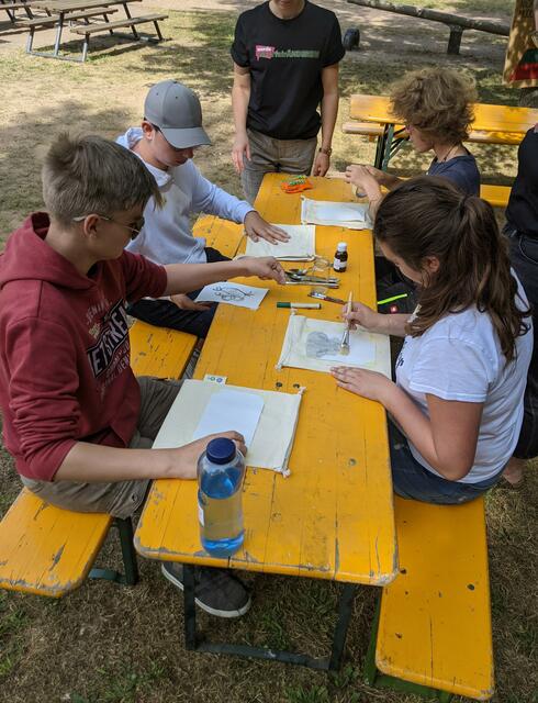 Schülerinnen und Schüler der Mittelschule Miltenberg bedruckten Baumwolltaschen mit Lavendeldruck. | Foto: Mittelschule Miltenberg
