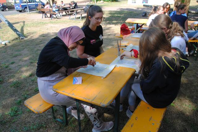 Mit Kreativangeboten wie beispielsweise Lavendeldruck auf Baumwolltaschen waren die Schülerinnen und Schüler der Heinrich-Ernst-Stötzner-Schule auch in der Pause aktiv. | Foto: Andrea Kaller-Fichtmüller