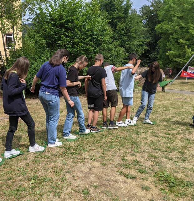 Durch Bewegungsspiele waren die Schülerinnen und Schüler der Mittelschule Miltenberg aktiv gefordert und erarbeiteten sich auf diese Weise ihre Workshop-Themen. | Foto: Mittelschule Miltenberg