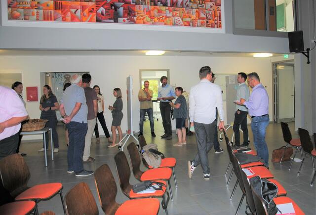 In der Pause diskutierten die Teilnehmer über die vorgestellten Ergebnisse. | Foto: Andrea Kaller-Fichtmüller