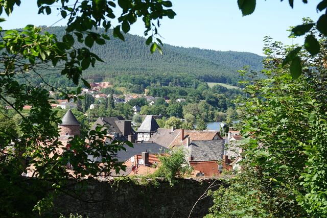 Bürgermeister Bernd Kahlert freut sich über die kommendem Besucherinnen und Besucher der
Stadt, der Ausstellung und der besonderen Aktionen: „Genießen Sie das besondere Flair unsrer Stadt und ihrer Umgebung!“ Die Stadt am Main liege mit ihren vielen prächtigen, mittelalterlichen Fachwerkhäusern in ‚Churfranken‘ zwischen Odenwald un d Spessarrt, eingebettet in eine herrliche Wald-Landschaft, die es auch in Zukunft zu erhalten gebe. 