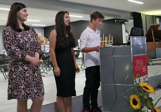 Die SMV gratuliert ihrer Schule zum 50jährigen. | Foto: Thum