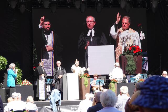 Zuvor gab es eine Ökumenische Wort-Gottes-Feier mit alttestamentarischen Bezügen unter der Devise „Wo Leben zum Segen wird“ mit dem katholischen Dekan Martin Heim und dem evangelischen Dekan Rudi Rupp.

