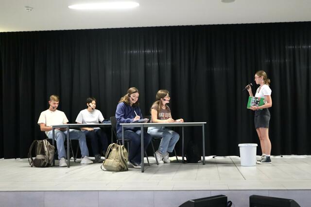 Die JEG-Theatergruppe zeigt in ihrem Sketch "typischen" Unterricht am JEG. | Foto: Thum