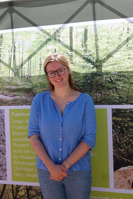 ukunftswald-Zelt kommt gut an
Marie Neufanger, Forst-Referendarin, Lohr:

„Unsere Ausstellung zum Beispiel hier in Aschaffenburg am Bouleplatz am Schloss Johannisburg stößt bei jung und alt auf großes Interesse. In Miltenberg dürfte es in der Projektwoche ähnlich sein. Die Besucher sind für einige Minuten auf einer Zeitreise in den Zukunftswald. Hier erleben und entdecken sie realistisch die Auswirkungen der Erd-Erwärmung auf die Wälder vom 19. Jahrhundert bis heute.“
