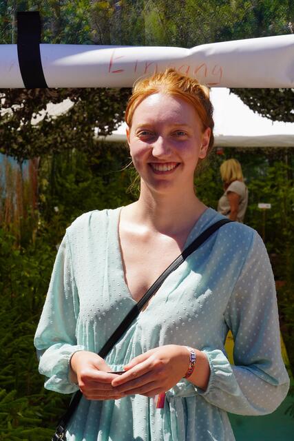 
Fasziniert vom facettenreichen Grün.
Ann-Christin Fleps, Fachoberschülerin, Goldbach:

„Beim Gang durch das Zelt der Zukunft gefällt mir das besondere Klang-Erlebnis mit Vogelstimmen sowie das vielfältige Grün der hier vorgestellten Baumarten, die man streicheln und riechen kann. Es ist für mich fast wie ein „Fest der Sinne“ und wirklich traumhaft!“
