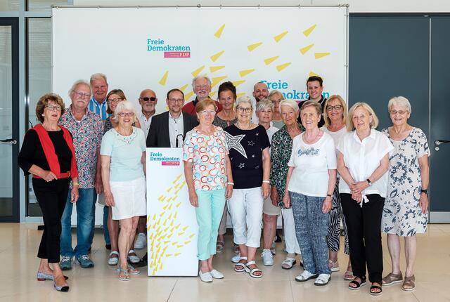 Die Besuchergruppe mit dem Abgeordneten Karsten Klein, MdB beim Gruppenfoto vor dem FDP-Fraktionssaal | Foto: Bundesregierung / StadtLandMensch-Fotografie
