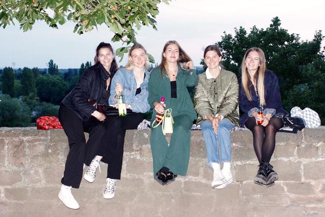 Nach zwei Jahren Corona und und nach vielen Pandemie-Einschränkungen!
Die Erleichterung und die Lust auf Geselligkeit in der Öffentlichkeit sieht man den Besucherinnen der imposanten Museumsnacht in Aschaffenburg deutlich an.