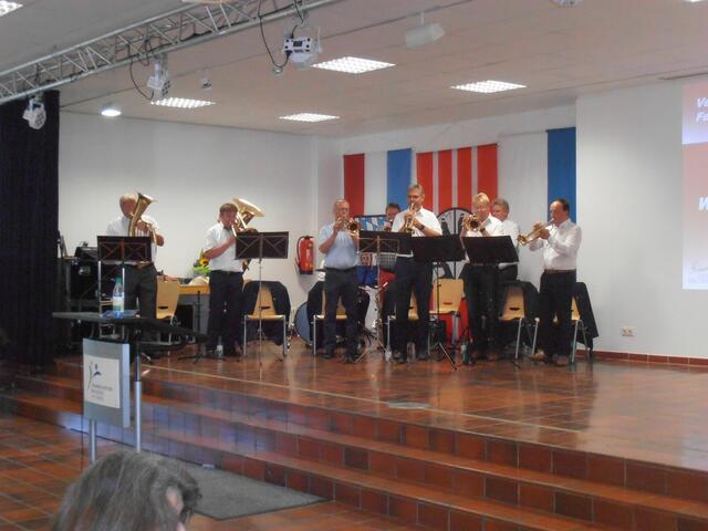 Für die musikalische Umrahmung sorgte das kommunale Gebläse unter der Leitung von Bürgermeister Thomas Köhler. 
