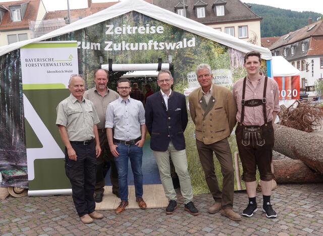 BU 1: Eröffnung der Aktionswoche „Auf Zeitreise im Zukunftswald“ am vergangenen Samstag mit Fachleuten und Verantwortlichen: v. l. AELF-Behördenleiter Ludwig Angerer, Revierleiter der Stadt Miltenberg Friedrich Schöffler, AELF-Karlstadt/Miltenberg-Abteilungsleiter Benedikt Speicher, Bürgermeister Bernd Kahlert, Revierleiter der Stadt Miltenberg Benno Gartzlaff und AELF-Forstreferendar Malte Lerner.
