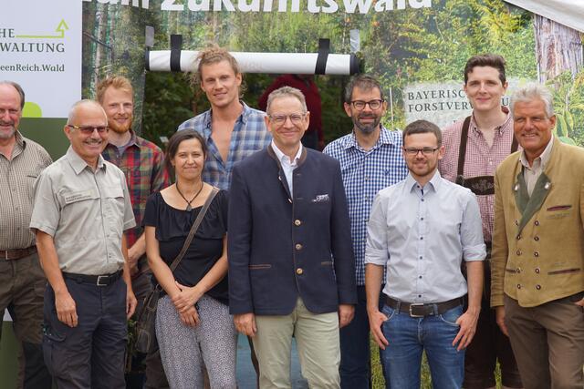 Bürgermeister Bernd Kahlert, Landrat Jens Marco Scherf, Benedikt Speicher vom staatlichen Forstamt Miltenberg und weitere Fachleute betonten am Samstagnachmittag bei der gut besuchten Eröffnungsveranstaltung die gegenwärtige und zukünftige Bedeutung unserer Wälder für alle.
