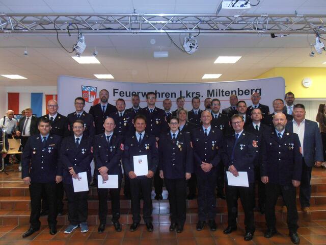 Sie erhielten das staatliche Ehrenzeichen in Silber für 25 Jahre. Mit auf dem Foto sind außerdem KBR Spilger (zweite Reihe, zweiter von links), KBI Klug (zweite Reihe, zweiter von rechts) und KBI Muders (zweite Reihe, erster von links), der Vorsitzende
des Bayerischen Gemeindetages Jürgen Reinhard (zweite Reihe, erster von rechts) sowie Landrat Jens Marco Scherf (dritte Reihe, erster von rechts). 